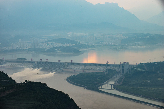 晚霞下的三峡大坝