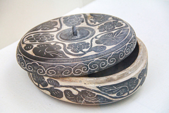 新疆伊犁州博物馆陶盒