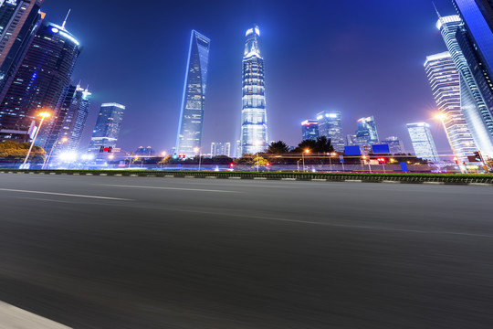 高速公路和摩天大楼夜景