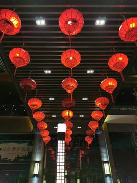 商业步行街高挂的红灯笼装饰