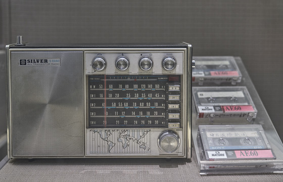 文革年代收音机和录音磁带
