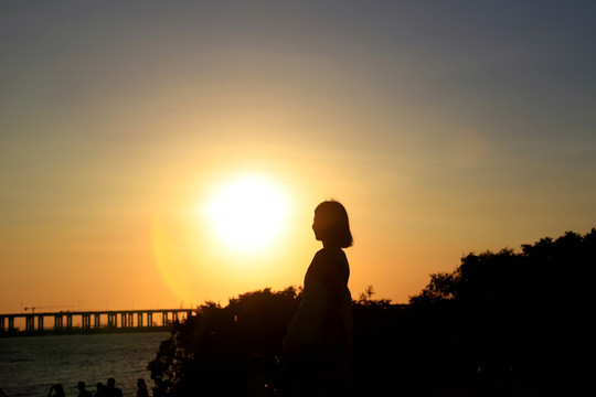 夕阳落日女人剪影