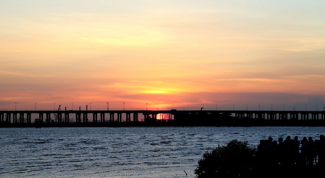 海面桥梁夕阳