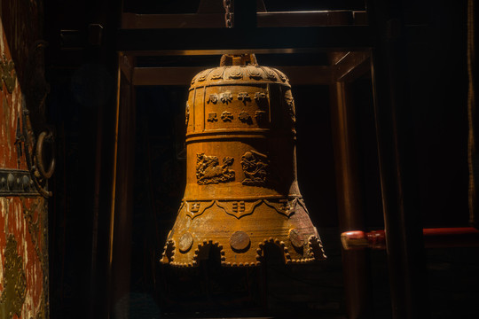 佛寺悬挂的铜钟