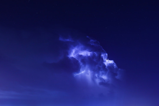 紫电惊雷积雨云