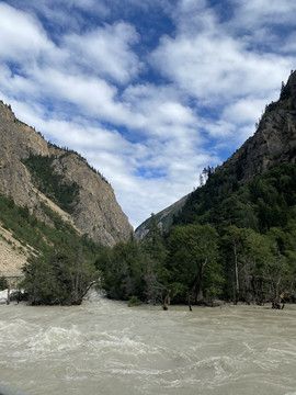 藏区流动的河水群山峡谷