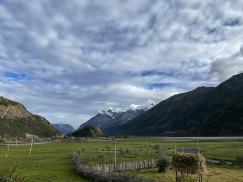 西北藏区群山草地篱笆