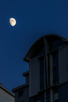 屋顶的月亮