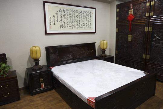 中式卧室雕花床