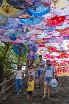 油纸伞旅游人