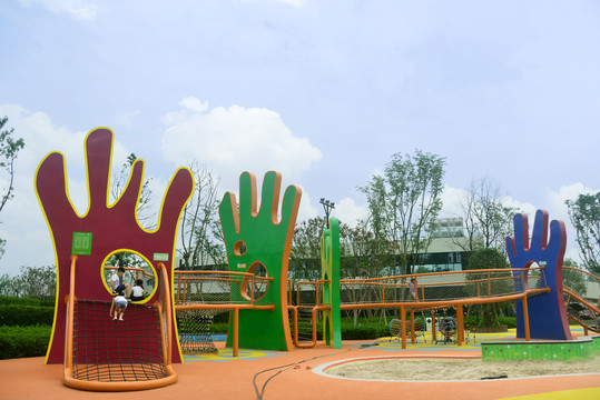 成都东风渠绿道公园儿童游乐设施
