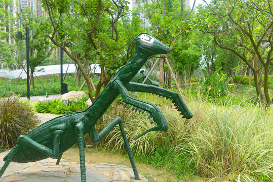 节肢动物螳螂雕塑