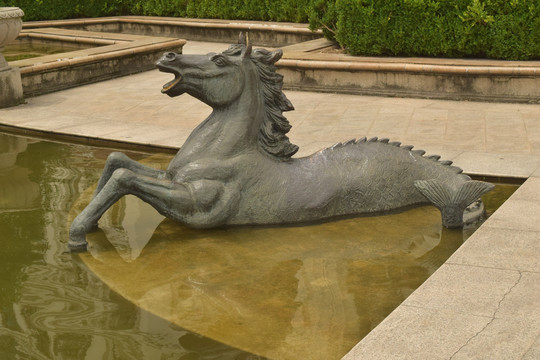 马头鱼身雕塑