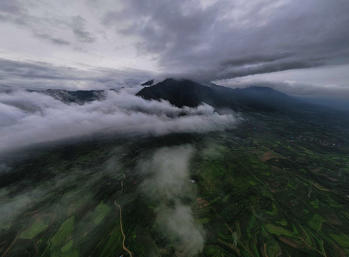 云雾缭绕的大山