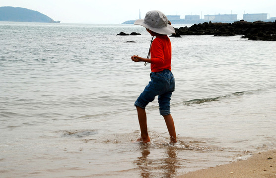 海边沙滩小女孩