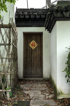 老房子后院的木门