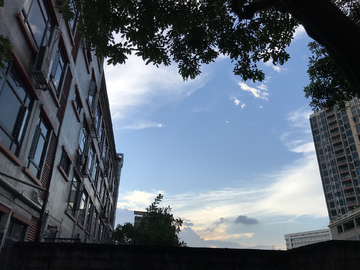 蓝天白云与建筑
