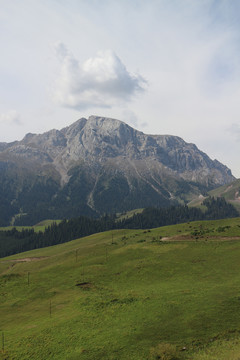 草原山峰