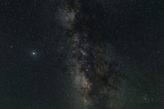 中国西北腾格里沙漠夜晚与银河