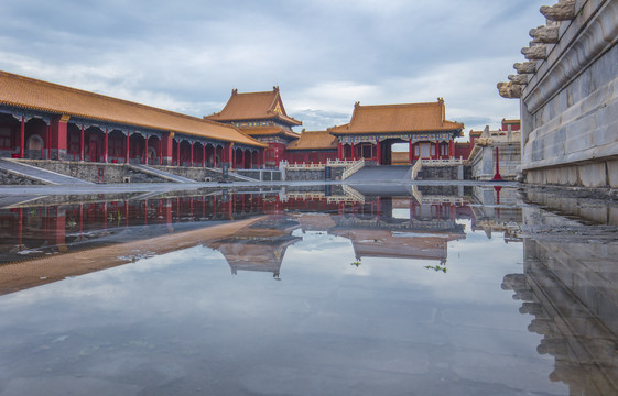 夏日雨后的北京故宫后右门和崇楼
