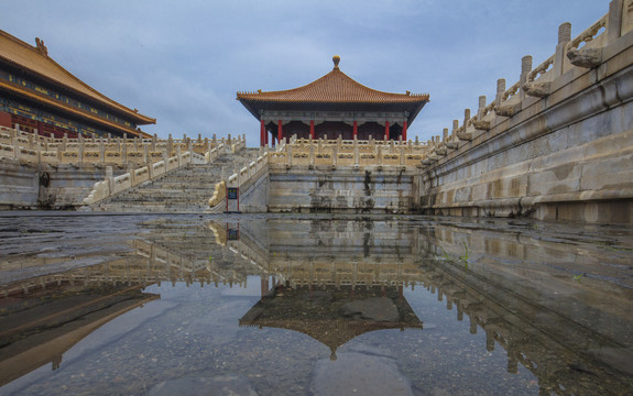 夏日雨后的北京故宫中和殿
