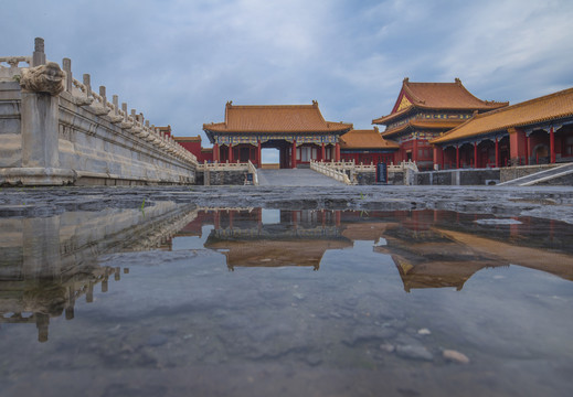 夏日雨后的北京故宫中左门