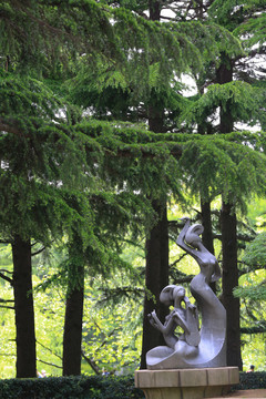公园琴女雕塑