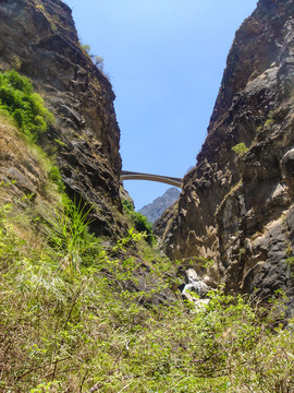 峡谷中的桥