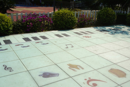 成都江滩公园露天乐器地板钢琴