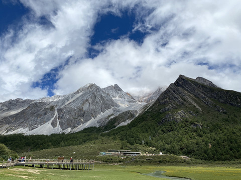 高原雪山山峰