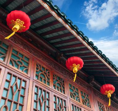 中国古建筑的窗户和红灯笼