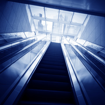 上海陆家嘴地铁大厅的自动扶梯