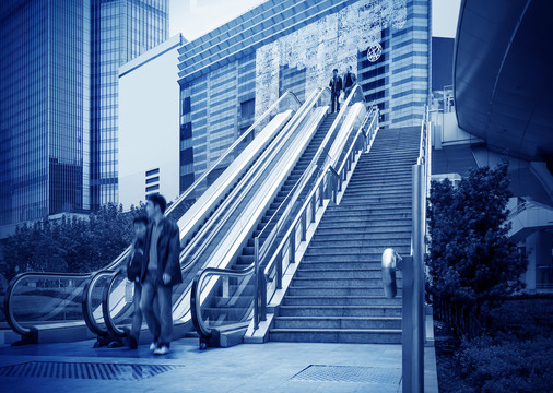 上海街道自动扶梯和高楼