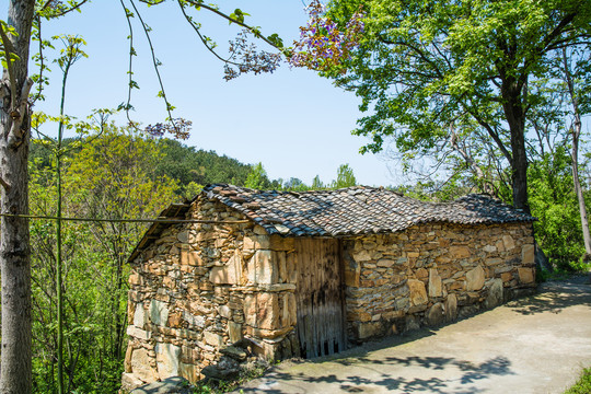 山村矮小房屋