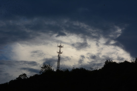 夜晚信号的塔