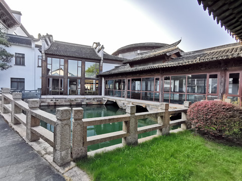 中式酒店花园池塘
