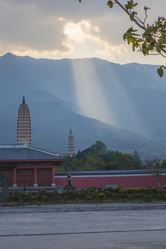 大理古城崇圣寺三塔苍山耶稣光