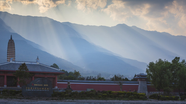 大理古城崇圣寺三塔苍山耶稣光