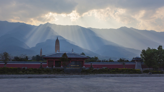 大理古城崇圣寺三塔苍山耶稣光