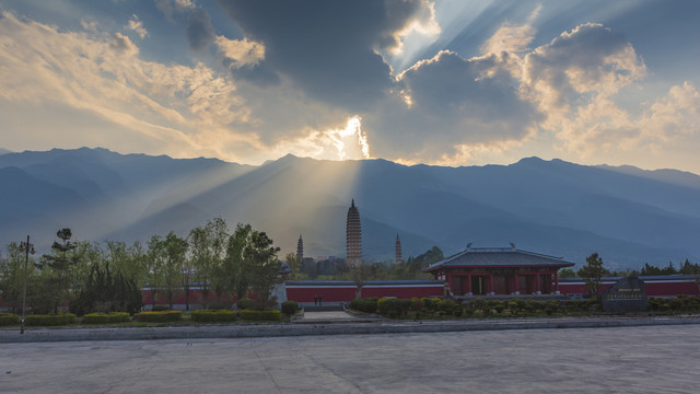 大理古城崇圣寺三塔苍山耶稣光