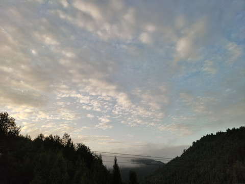 蓝天白云与远山