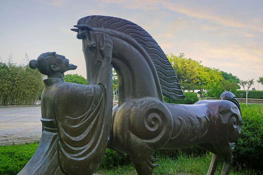 青岛海趣园晚霞中的伯乐相马雕塑