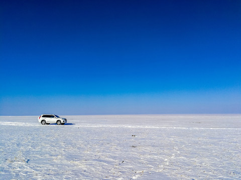 冬季雪原越野车