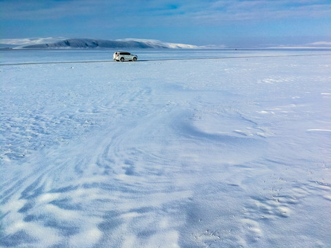 冬季雪原越野车