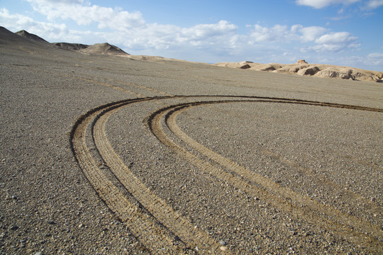 沙漠沙滩沙地上的车轮印迹