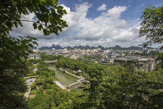 从象鼻山山顶俯瞰桂林市风光