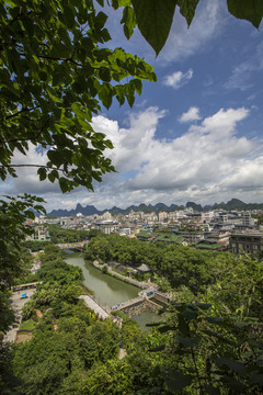 从象鼻山山顶俯瞰桂林市风光