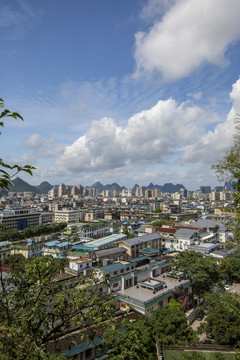 从象鼻山山顶俯瞰桂林市风光