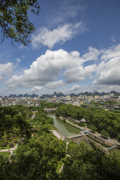 从象鼻山山顶俯瞰桂林市风光