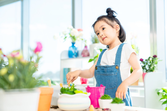 快乐的小女孩在家种植盆栽